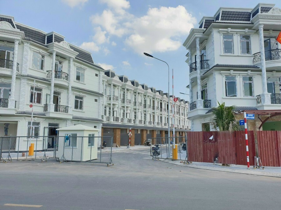 Bán nhà phố 1 trệt. 2 lầu ngay trung tâm thành phố Dĩ An, ngân hàng hỗ trợ vay