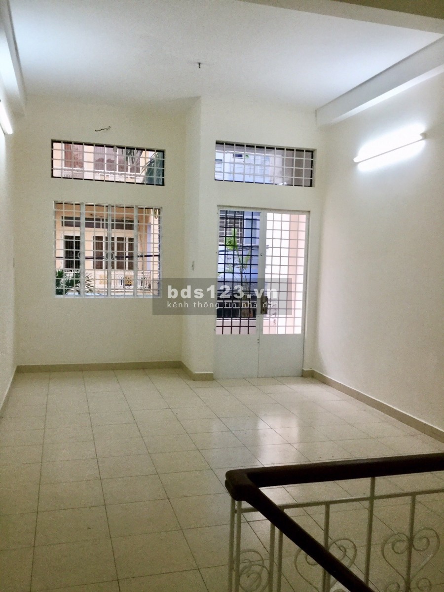 Cho thuê nhà HXT 8m thông Nguyễn Minh Hoàng P12 Tân Bình trệt 2 lầu sân thượng- trước nhà có sân nhỏ để xe