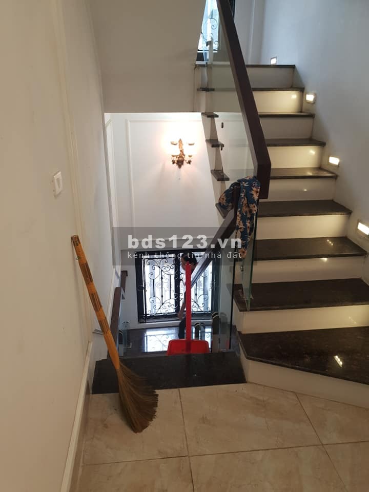 Mặt Phố Trần Quốc Hoàn, 60m2, 5 tầng 10.3 tỷ, kinh doanh đỉnh