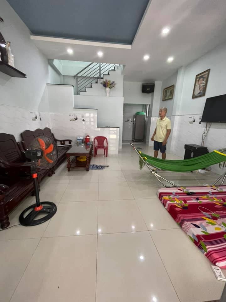 Nhà rẻ mà hẻm lại đẹp, xe tải tránh nhau, diện tích rộng, phù hợp túi tiền, mua ngay kẻo bán mất.