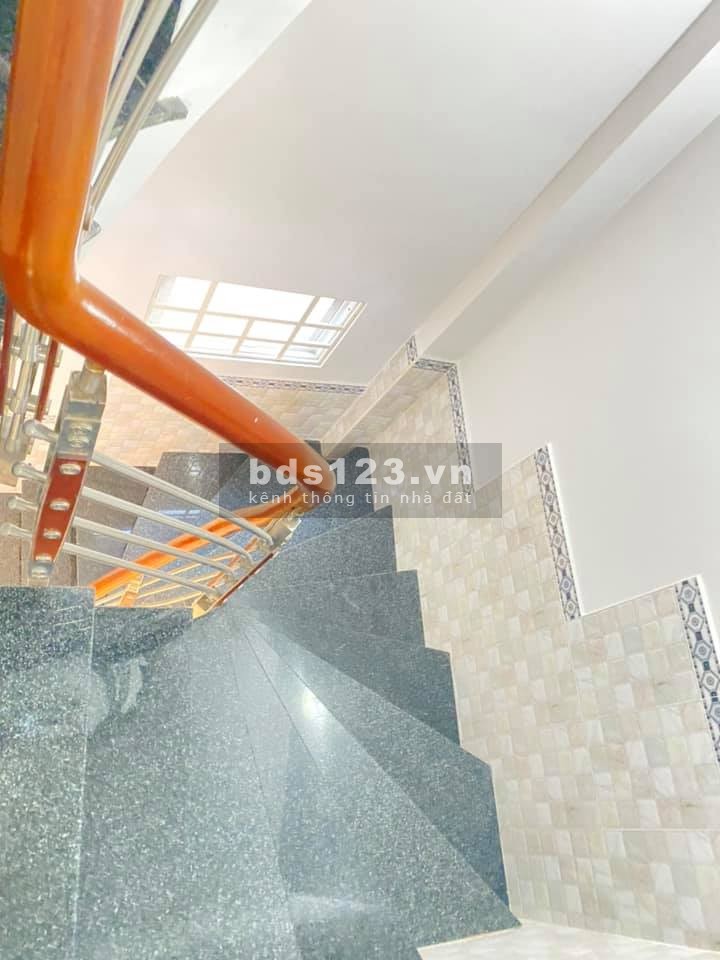 Bán gấp nhà mặt tiền đường Phan Đăng Lưu Phường 1 Phú Nhuận 4 tầng giá 8.5 tỷ.