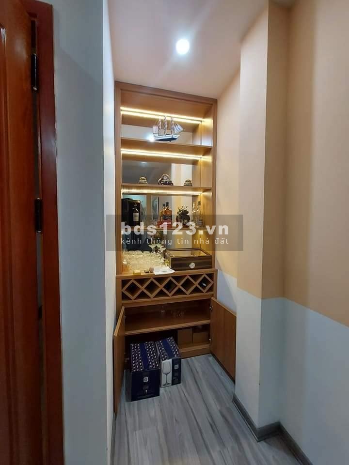 Nhà đẹp gần phố, ô tô ra vào thoải mái, an sinh đỉnh, nội thất nhập