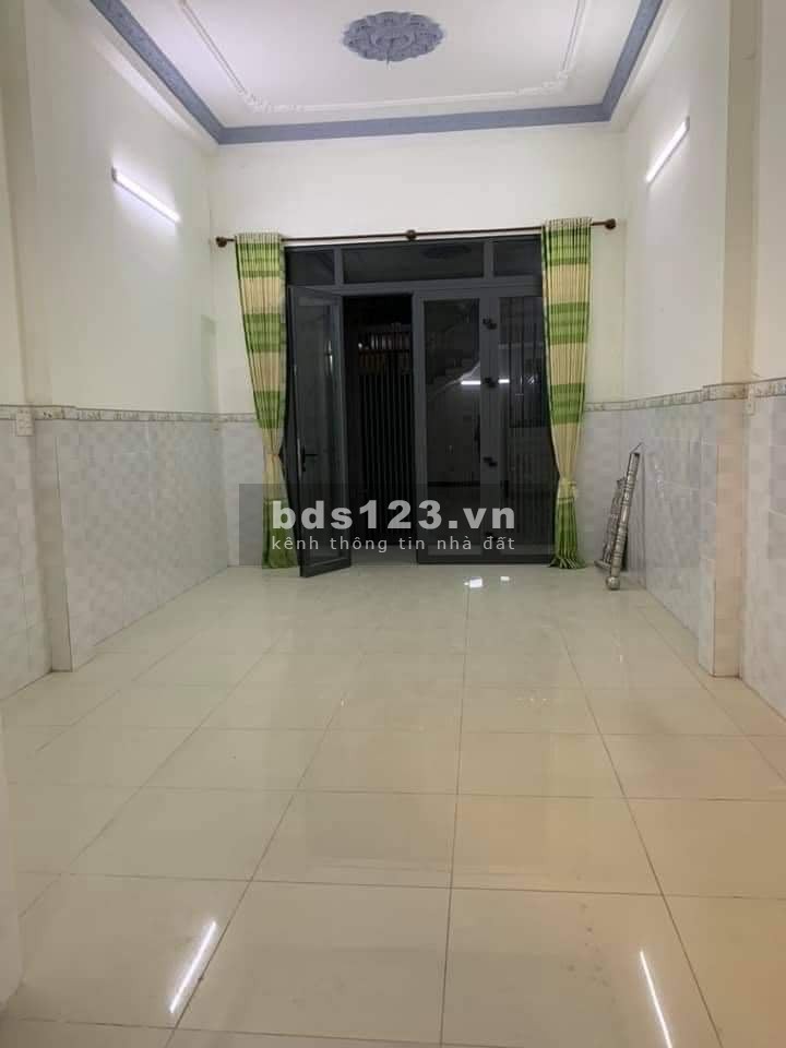 Hàng mới về đường Cách Mạng Tháng Tám, xe hơi thông tứ phía giá 4 tỷ hơn