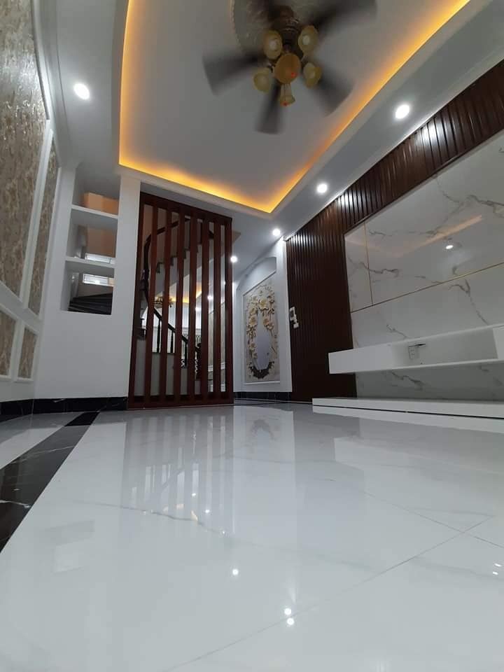 Nhà đẹp Tôn Thất Tùng Giá 5,2 tỷ, dt 52m2, 4 tầng, ngõ thoáng, gần phố ở sướng