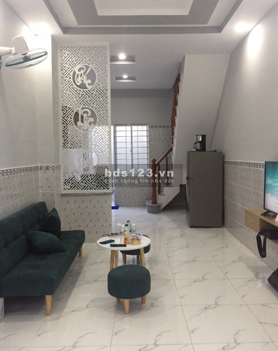 hẻm oto, cách đường chính 200m, gia đình 4 người ỏ rộng rãi,sổ hồng riêng
