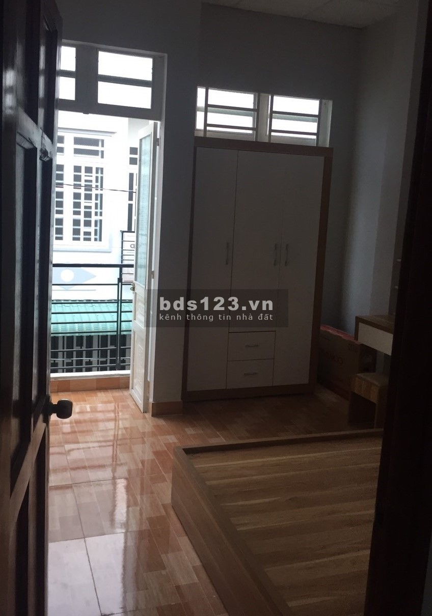 hẻm oto, cách đường chính 200m, gia đình 4 người ỏ rộng rãi,sổ hồng riêng