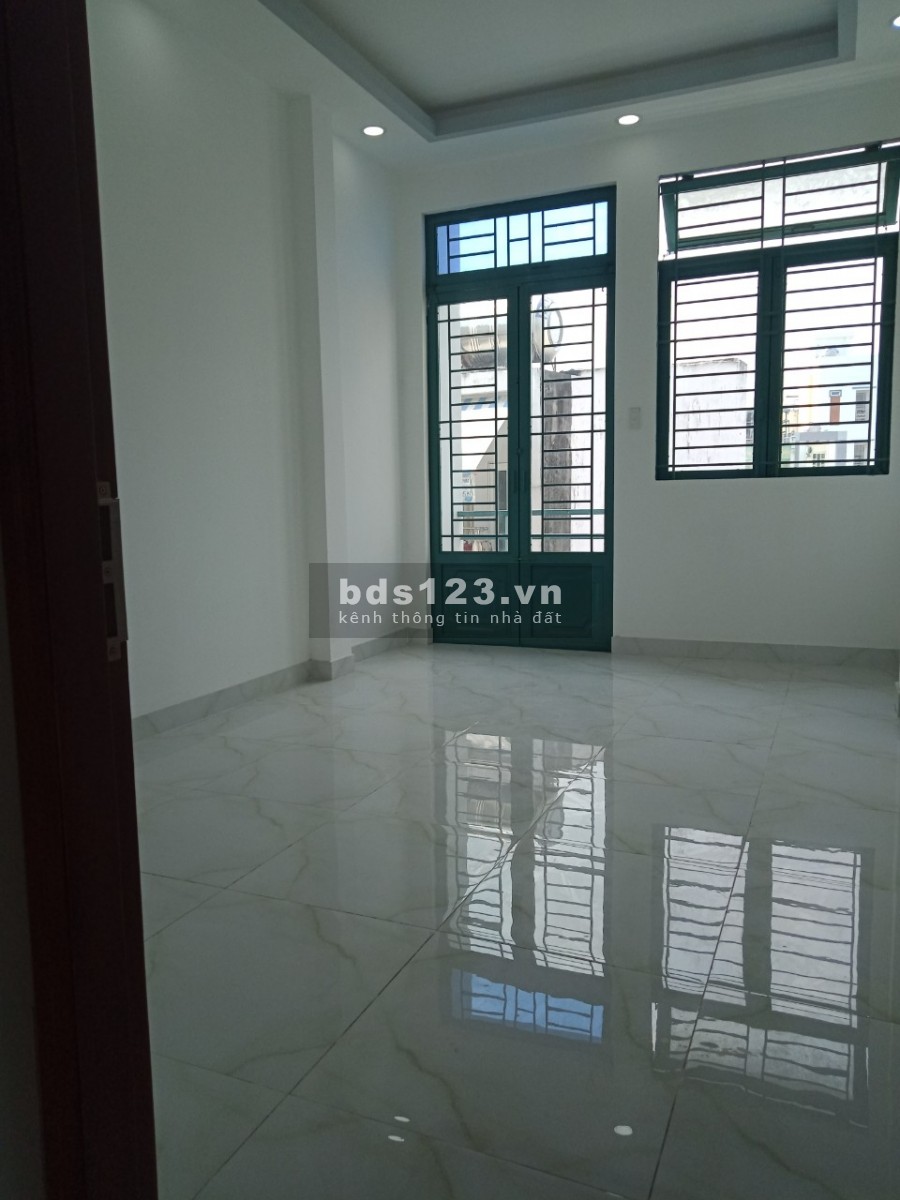 PHÒNG BAN CÔNG THOÁNG MÁT GẦN LÊ ĐẠI HÀNH