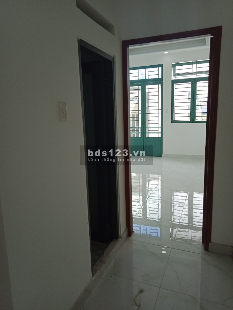 PHÒNG BAN CÔNG THOÁNG MÁT GẦN LÊ ĐẠI HÀNH