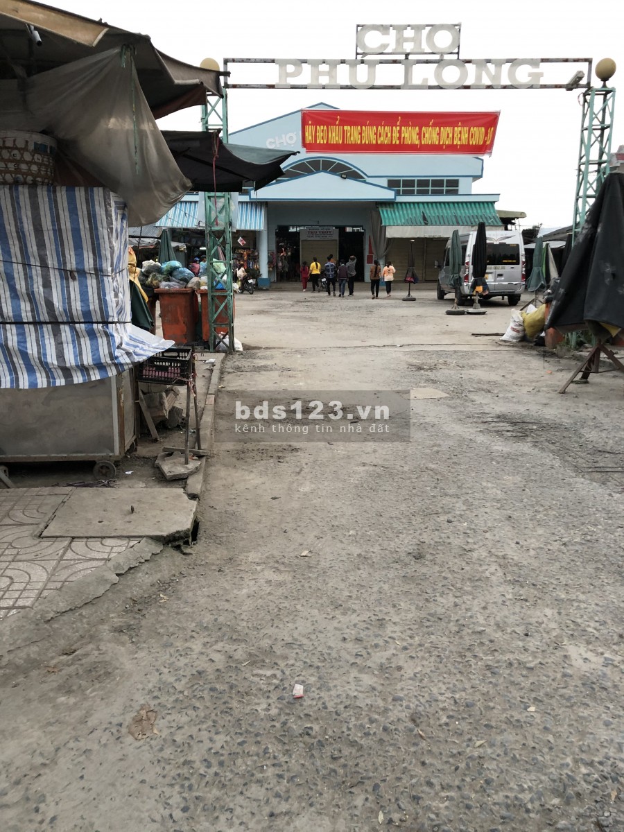 Bán đất gần chợ Phú Long.mặt tiền cực rộng.
