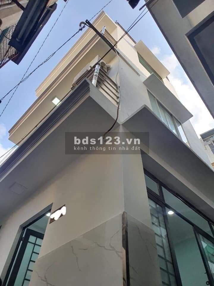 Bán nhà đường Nguyễn Văn Cừ Quận 1 DTSD 60m2 4 tầng giá chỉ 2.7 tỷ