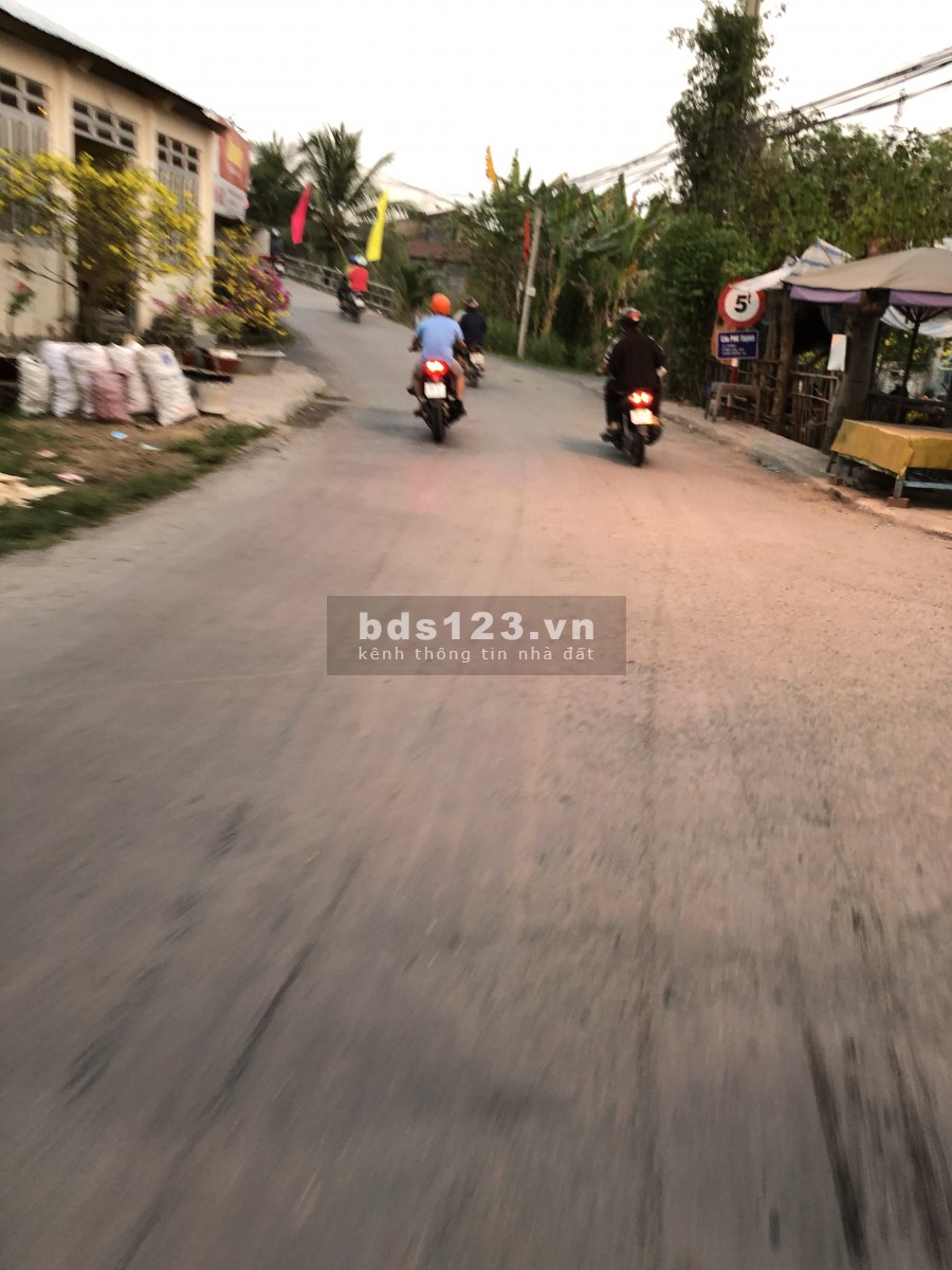 Bán đất gần chợ Phú Long.mặt tiền cực rộng.