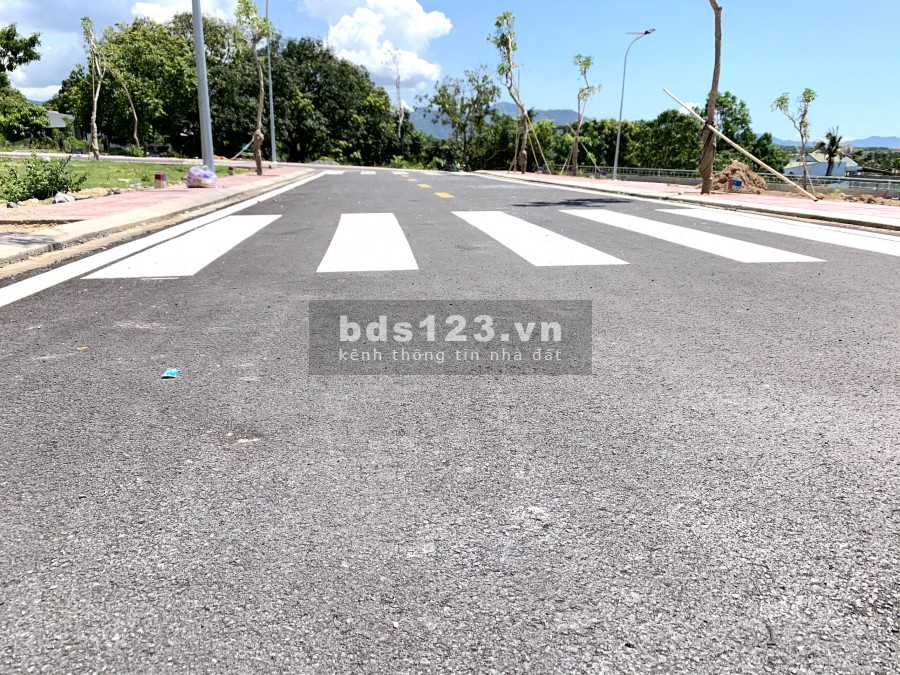 Đất nền gần bến du thuyền đầm Thủy Triều, Cam lâm. Giá tốt nhất thị trường