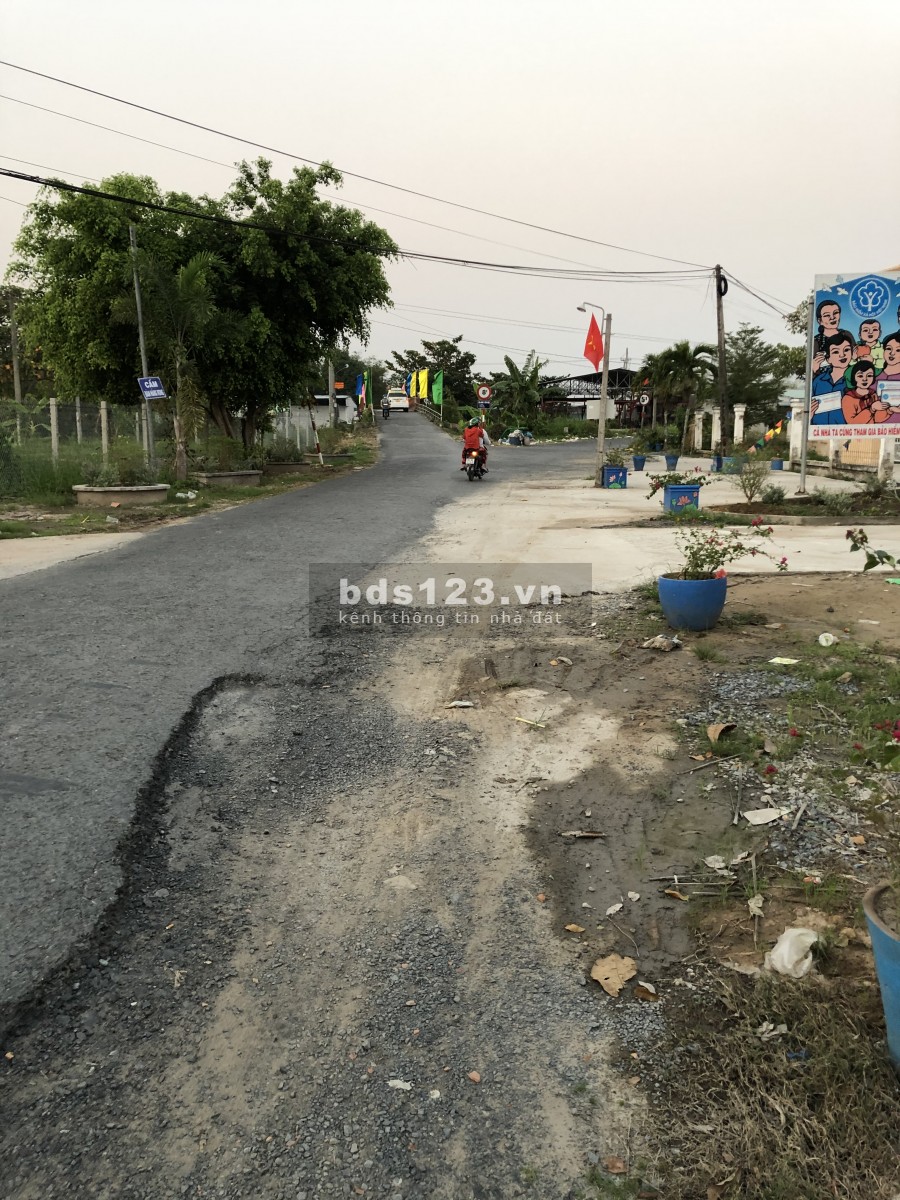 Bán đất gần chợ Phú Long.mặt tiền cực rộng.