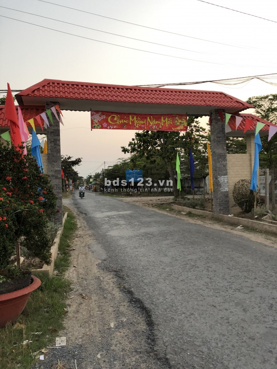 Bán đất gần chợ Phú Long.mặt tiền cực rộng.