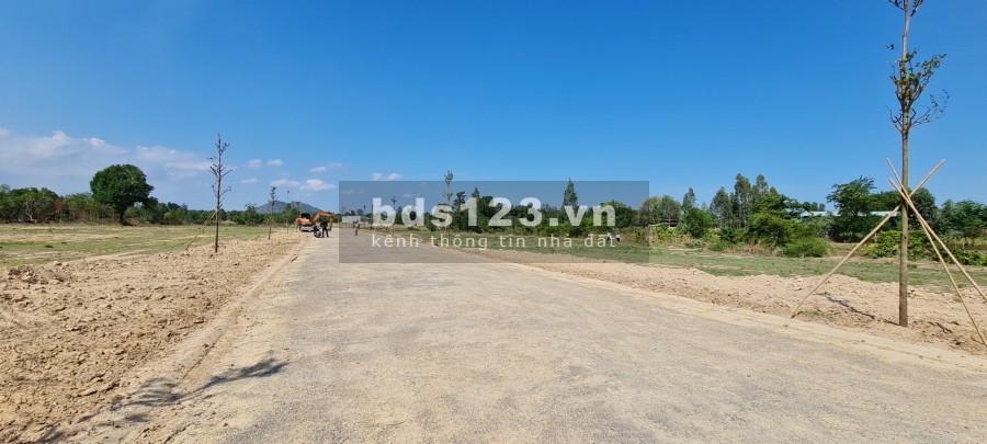 Bán khu đất phong thủy tốt cho nhà đầu tư F0, dưới chân Núi Dinh, cạnh suối mát rượi, 1.9tr/m2