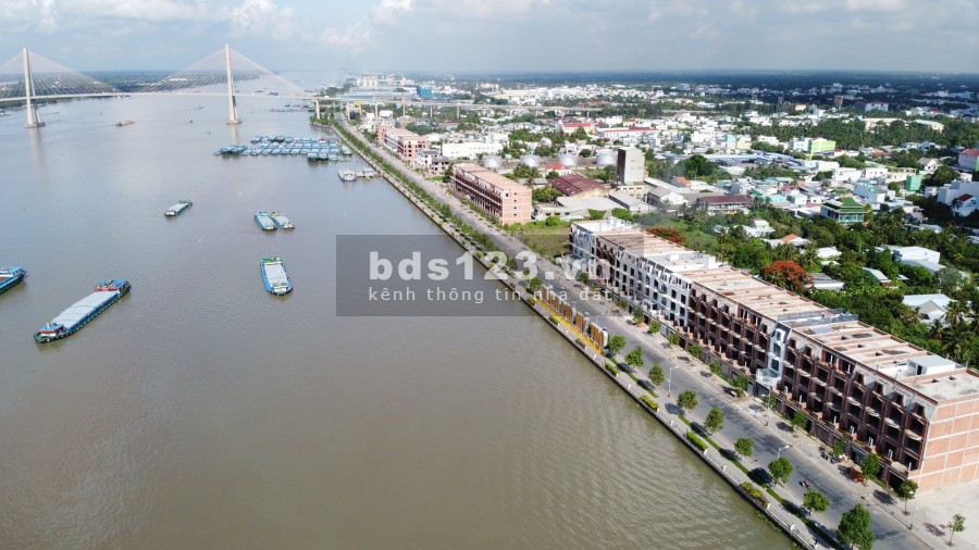 Nhà mặt tiền đường view sông, sổ hồng riêng, 4 tầng đúc kiên cố