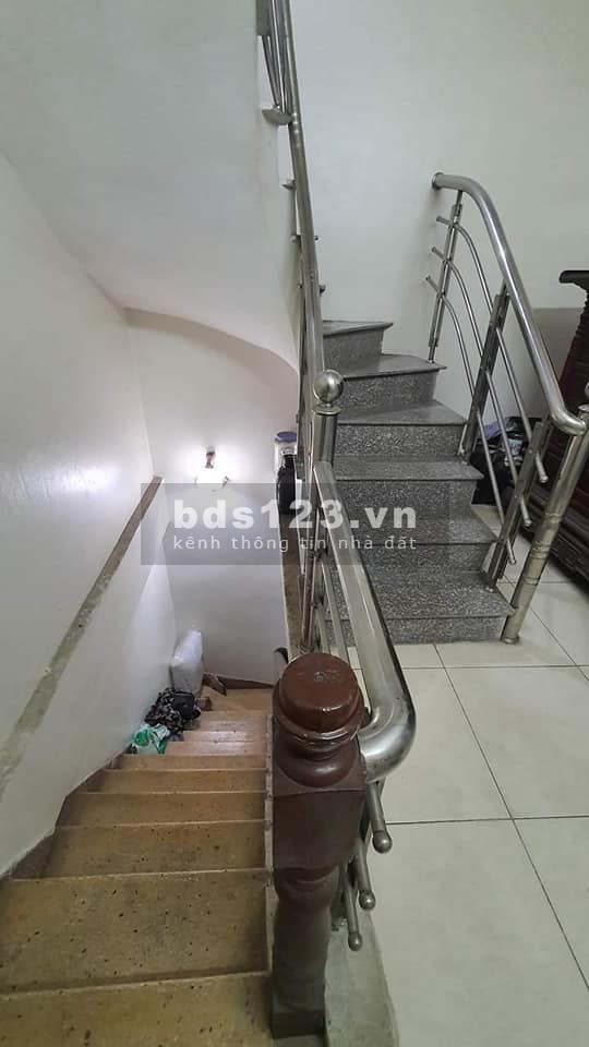 Tin được không cách một nhà ra mặt phố Khâm Thiên, kinh doanh tốt 2.4 tỷ