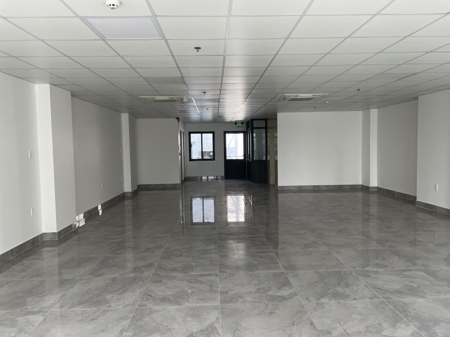Cho thuê văn phòng mặt tiền Võ Văn Kiệt mới xây sàn đẹp trong suốt mặt kính, chính chủ