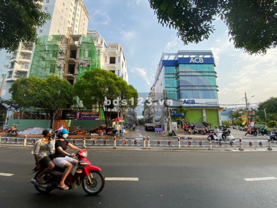 Bán nhà phố 140M2 2 mặt tiền đường lớn, khu dân cư đông, tiện cho thuê và kinh doanh, có thang máy
