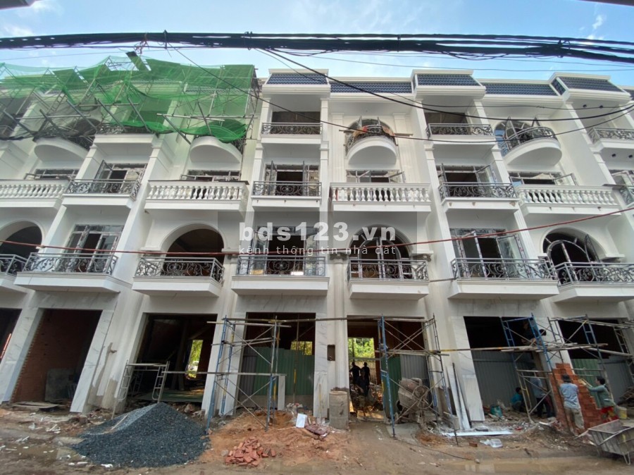 Bán nhà phố 140M2 2 mặt tiền đường lớn, khu dân cư đông, tiện cho thuê và kinh doanh, có thang máy