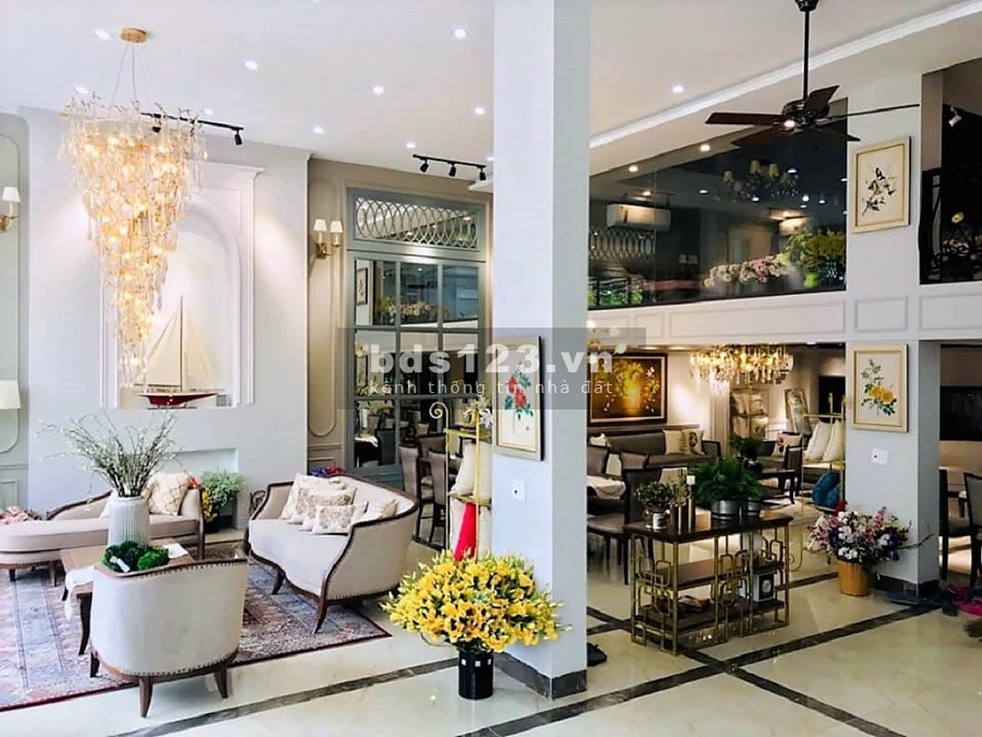 Bán biệt thự mặt phố Hoàng Quốc Việt, lô góc, vỉa hè, oto. 270m2 5T MT25m 40 tỷ