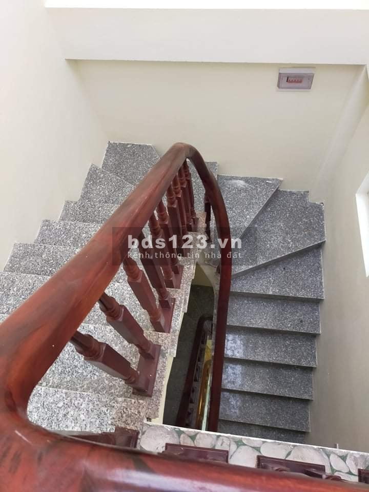 Bán gấp nhà Lê Trọng Tấn, Hà Đông diện tích 40m2, 4 tầng, mt 4.4m, giá 2.4 tỷ, vài bước ra phố