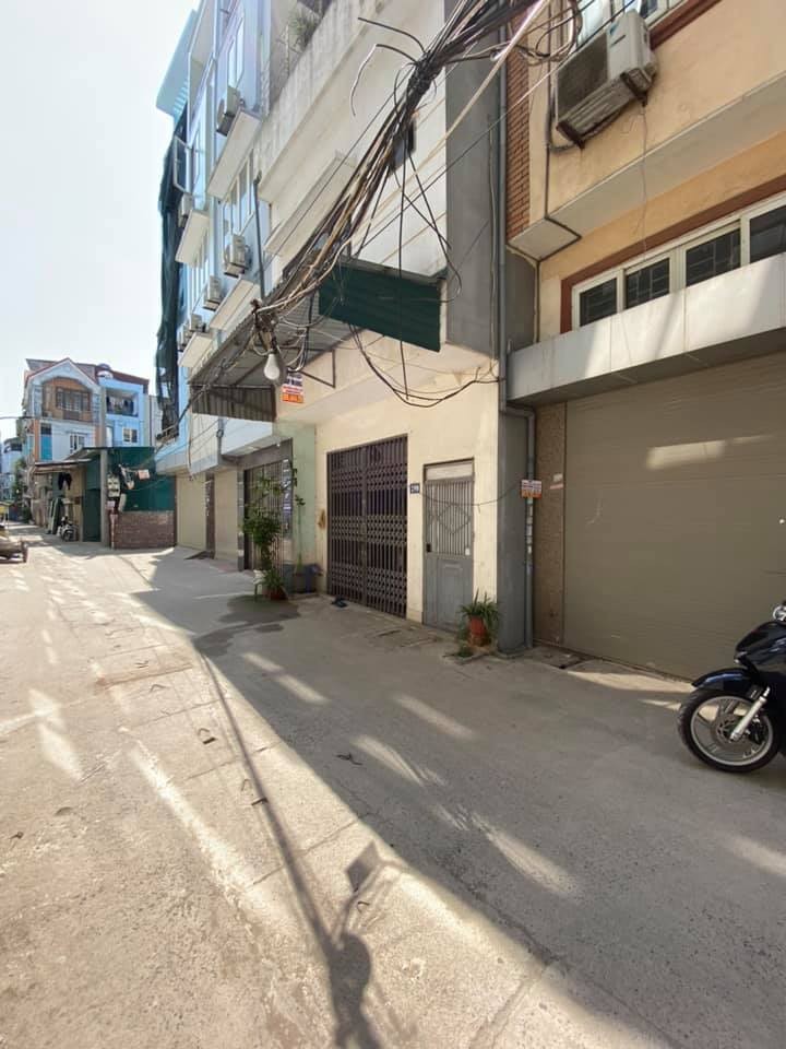 Bán Đất Tặng Nhà 3 Tầng Thanh Liệt 70m2, MT 4.7m, Ô Tô Tránh, Gần Phố, Khu Phát Triển Mạnh