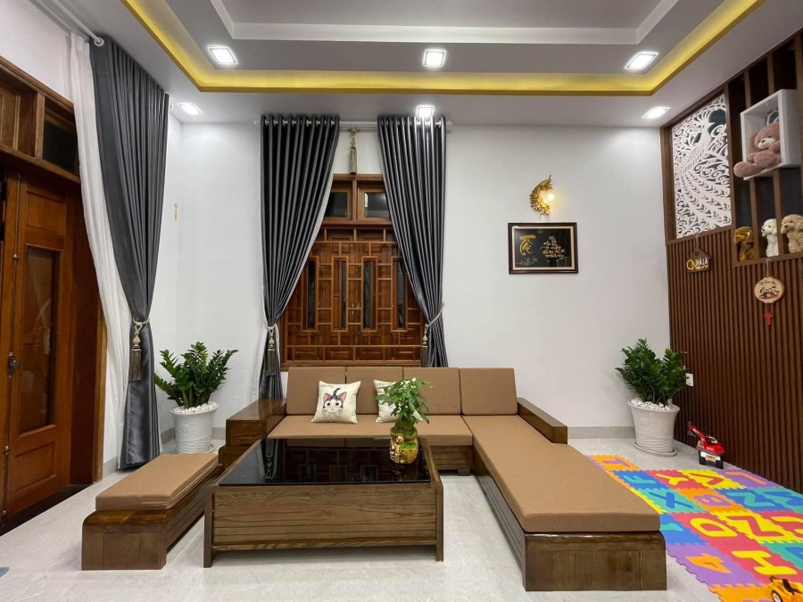 Phạm Văn Đồng, sát mặt phố, ôtô qua 42m2 nhỉnh 4 tỷ kinh doanh tốt.