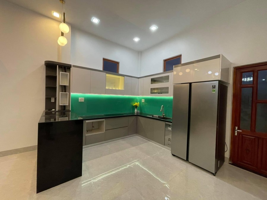 Phạm Văn Đồng, sát mặt phố, ôtô qua 42m2 nhỉnh 4 tỷ kinh doanh tốt.