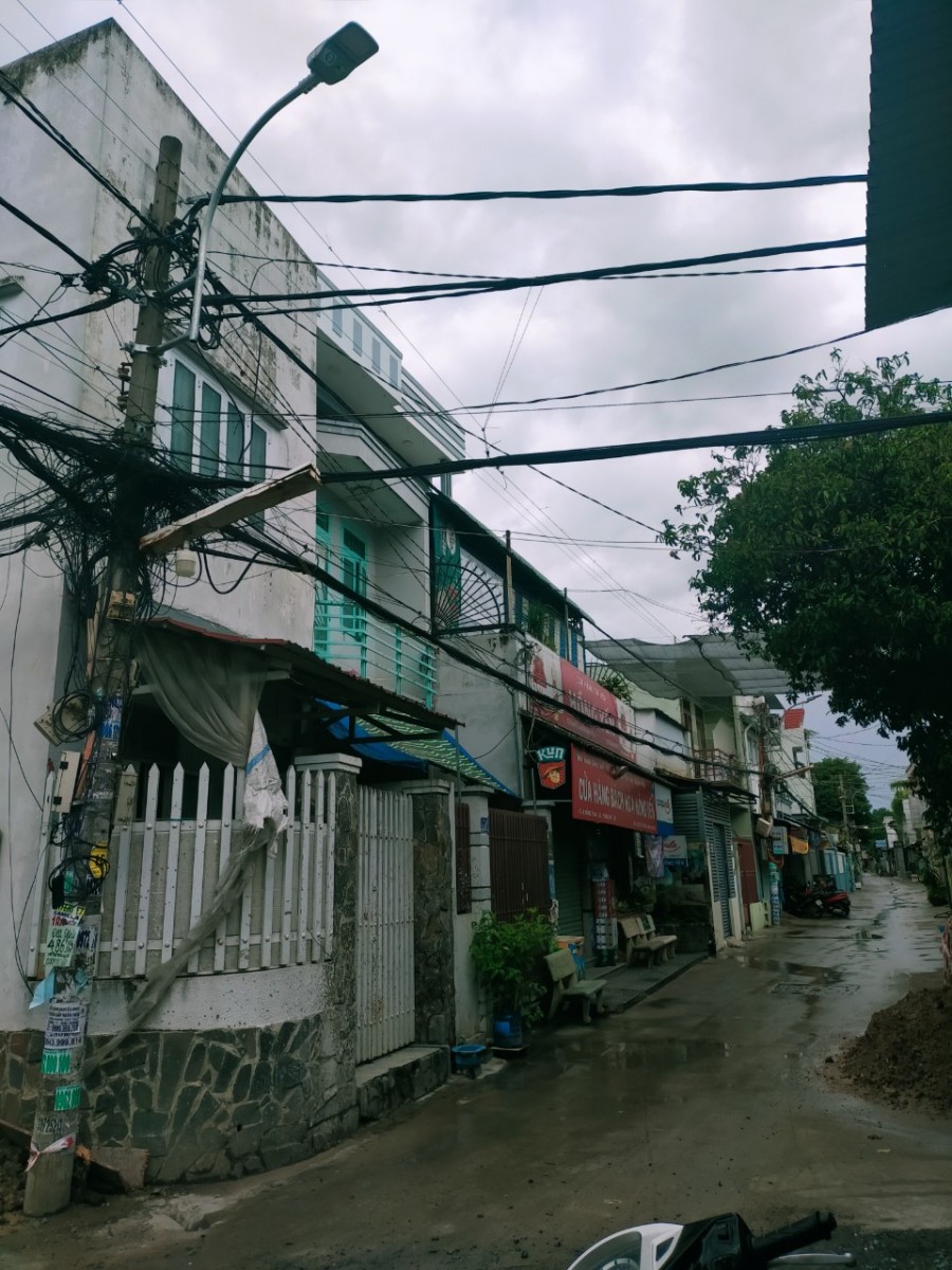 Bán nhà 2 tầng bê tông cốt thép, 3 mặt tiền khu Nguyễn Ảnh Thủ, Trung Chánh, Hóc Môn, giá 2.3 tỷ, shr