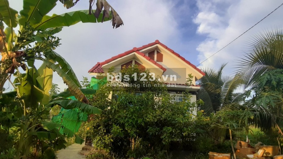 Mã tin 392 Vị trí đất đẹp, có nhà kiên cố và ĐẤT tại Lộc Hoà, Long Hồ, Vĩnh Long với: - Diện tích: 9 * 245 = 2 205 m².