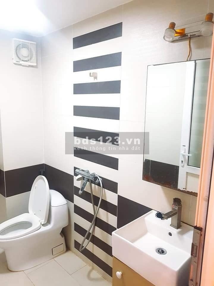 Bán nhà Thượng Đình, dt 30m2, 5 tầng đúc kiên cố, kinh doanh đỉnh, ô tô đõ cửa 3.2 tỷ