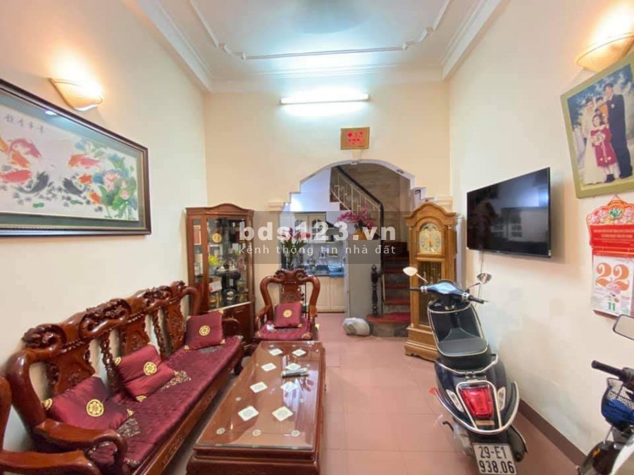 Nhà đẹp đường Nguyên Hồng ở được ngay, vài bước chân ra phố, 6 tầng, giá dưới 4 tỷ