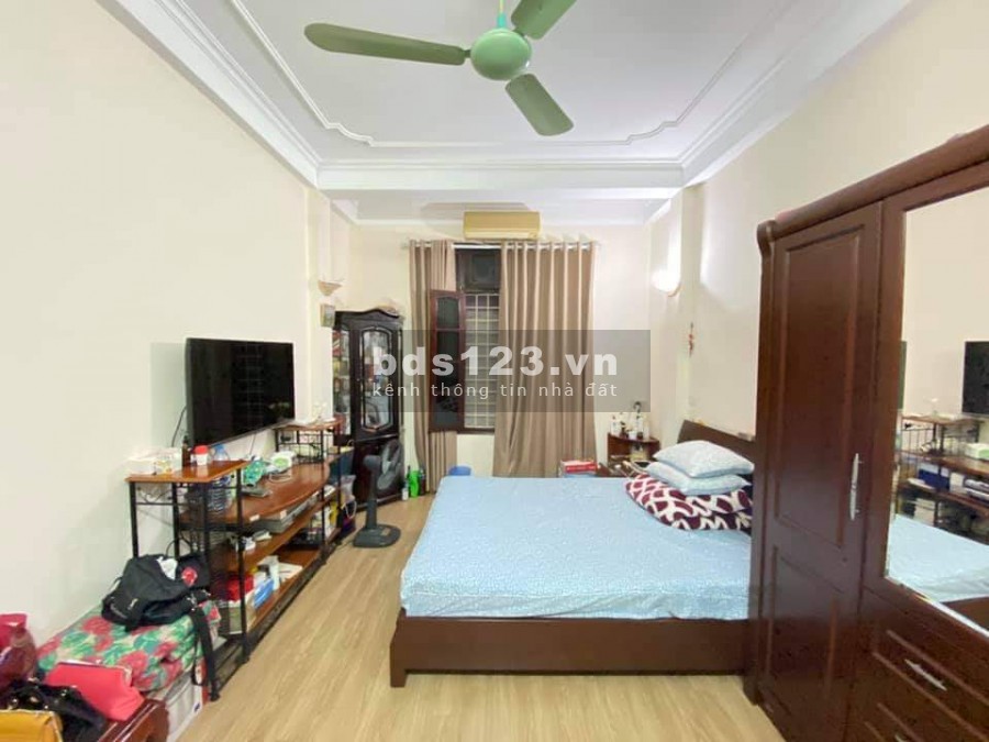 Nhà đẹp đường Nguyên Hồng ở được ngay, vài bước chân ra phố, 6 tầng, giá dưới 4 tỷ