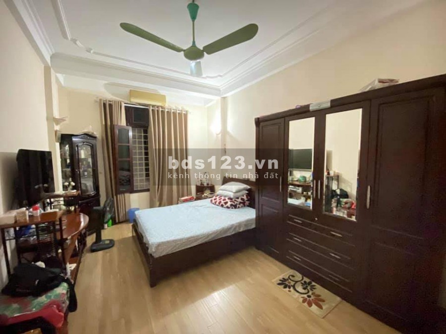 Nhà đẹp đường Nguyên Hồng ở được ngay, vài bước chân ra phố, 6 tầng, giá dưới 4 tỷ