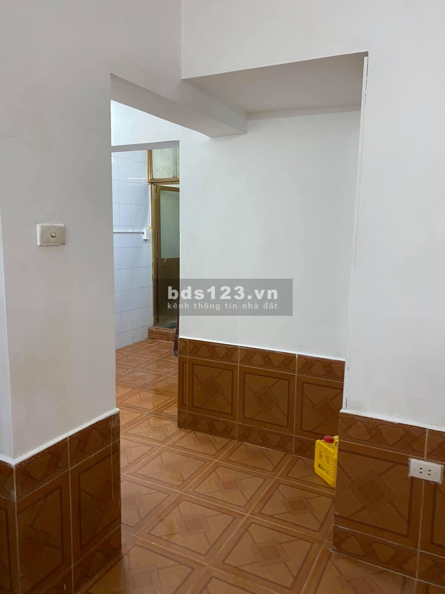 Bán nhà tập thể tầng 1 ngõ 1194 đường Láng. Diện tích 66m2, giá 1.75 tỷ.