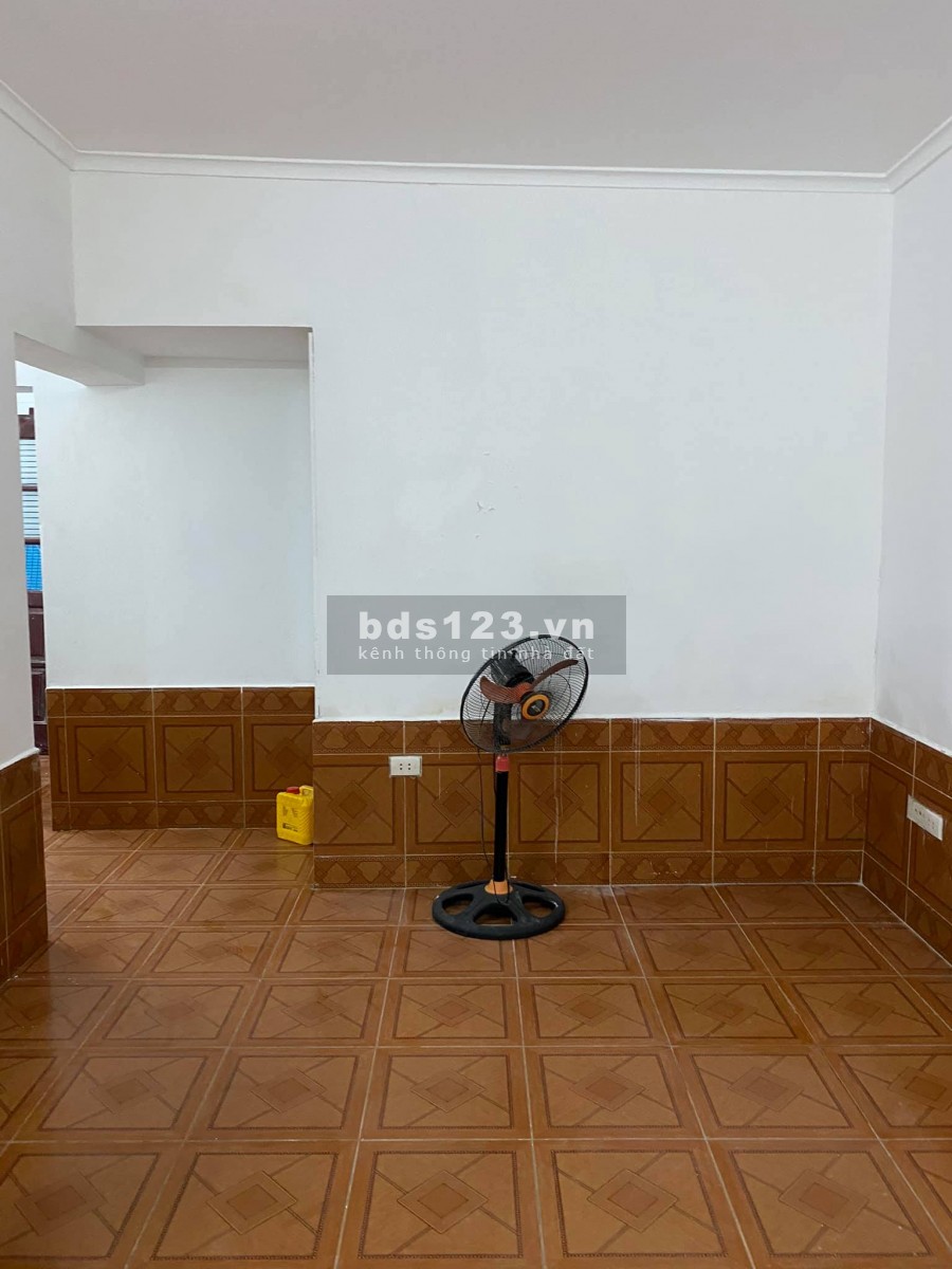 Bán nhà tập thể tầng 1 ngõ 1194 đường Láng. Diện tích 66m2, giá 1.75 tỷ.