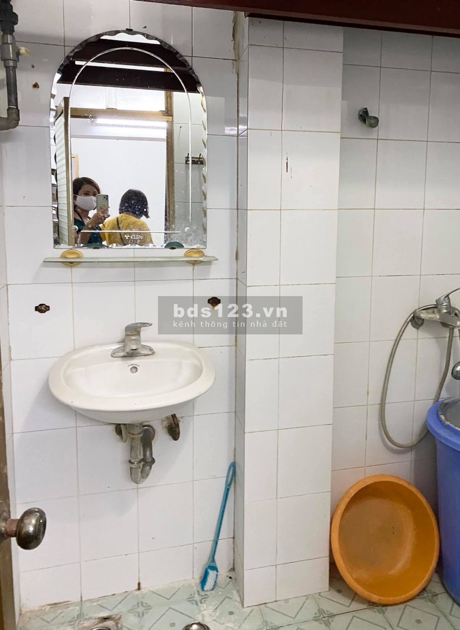 Bán nhà tập thể tầng 1 ngõ 1194 đường Láng. Diện tích 66m2, giá 1.75 tỷ.
