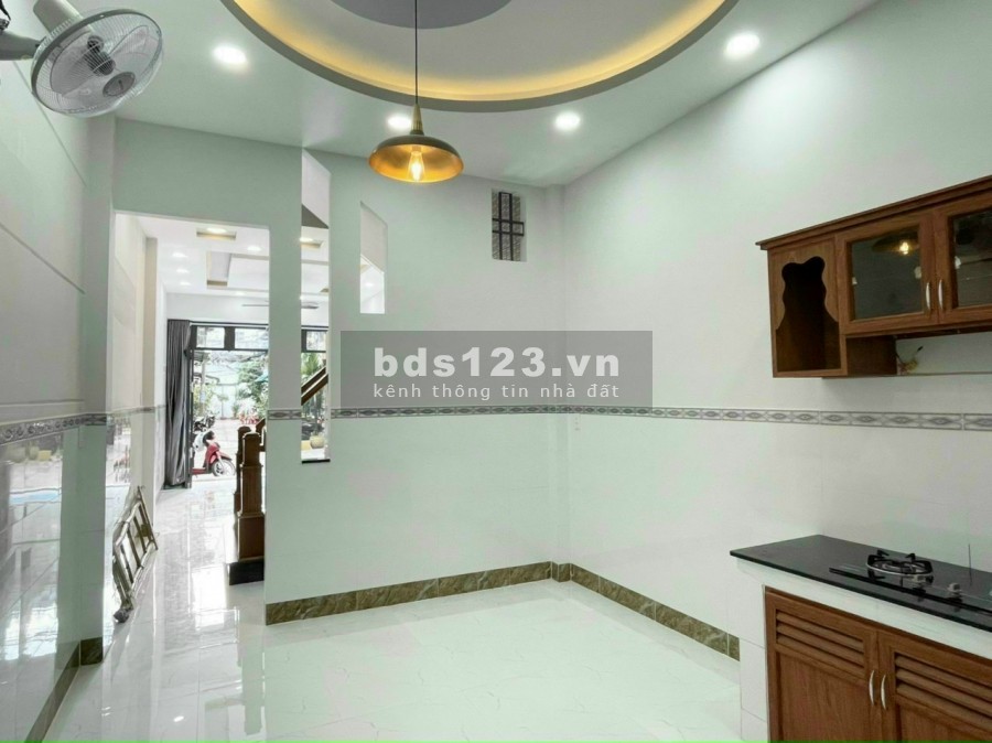 Nhà 2 tầng rộng rãi, hẻm xe hơi. Cạnh Vietcombank Tây Thạnh. 4,9 tỷ