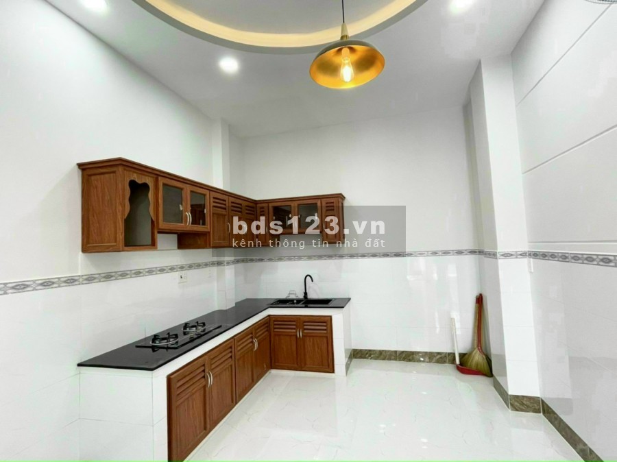 Nhà 2 tầng rộng rãi, hẻm xe hơi. Cạnh Vietcombank Tây Thạnh. 4,9 tỷ