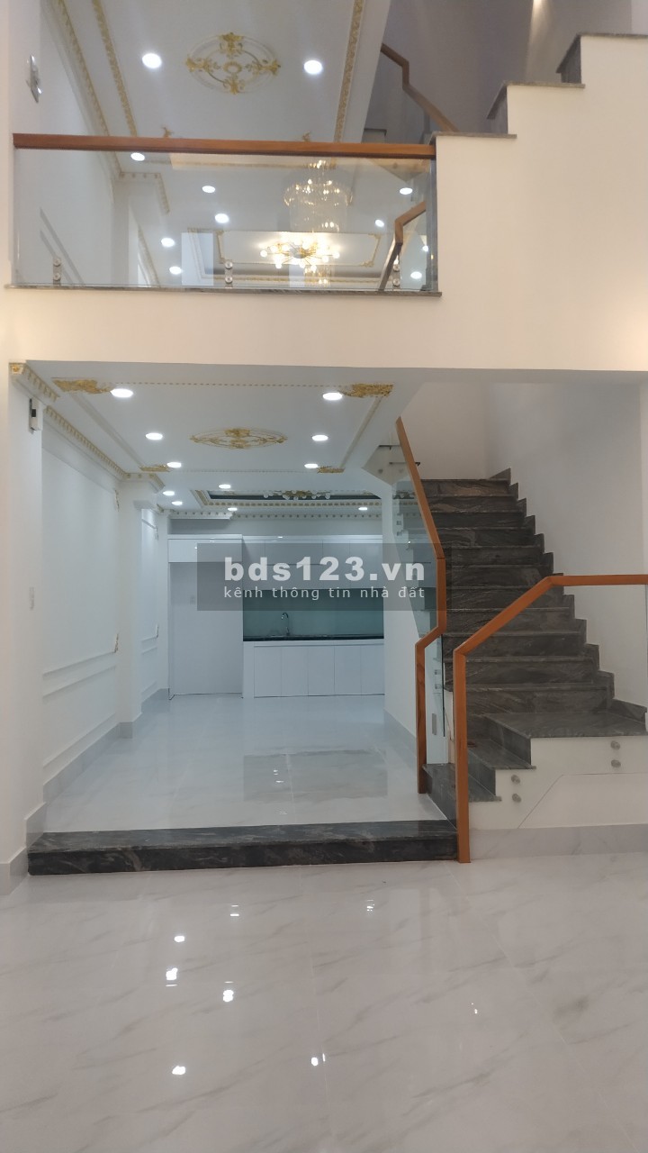 Bán nhà sân đậu ô tô 1 trệt 1 lửng 2 lầu sân thượng mới 100%