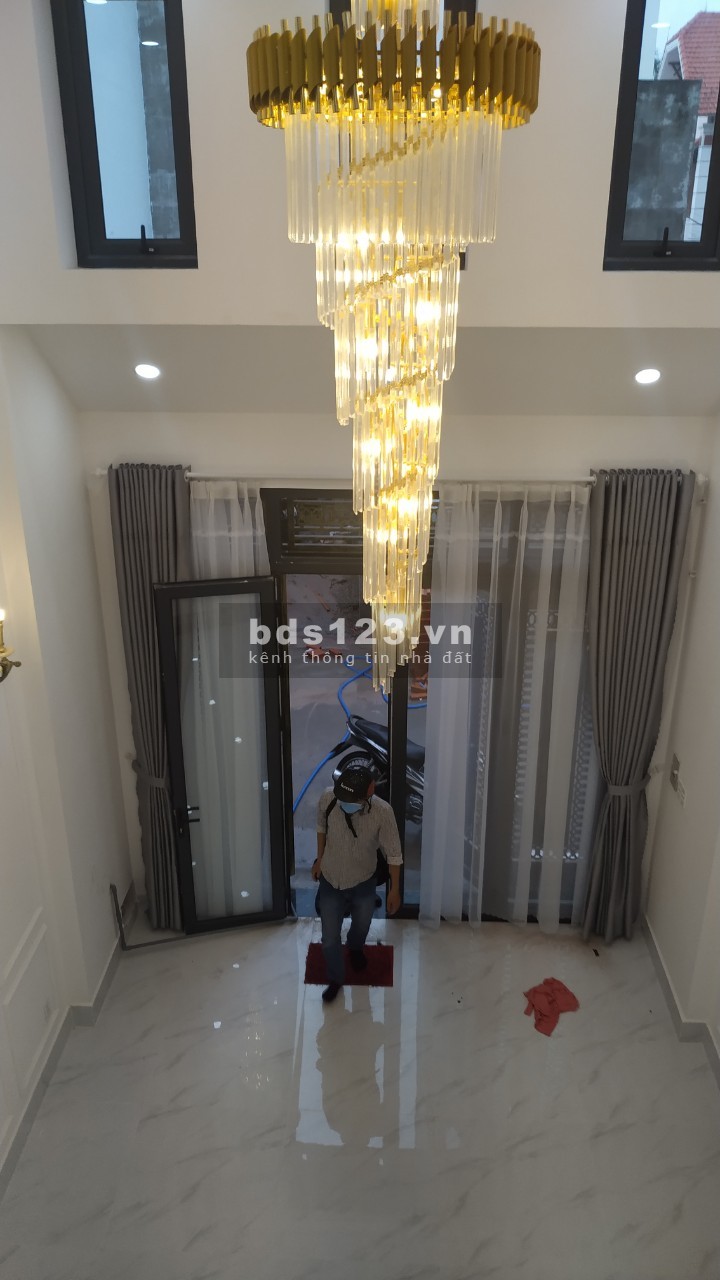 Bán nhà sân đậu ô tô 1 trệt 1 lửng 2 lầu sân thượng mới 100%
