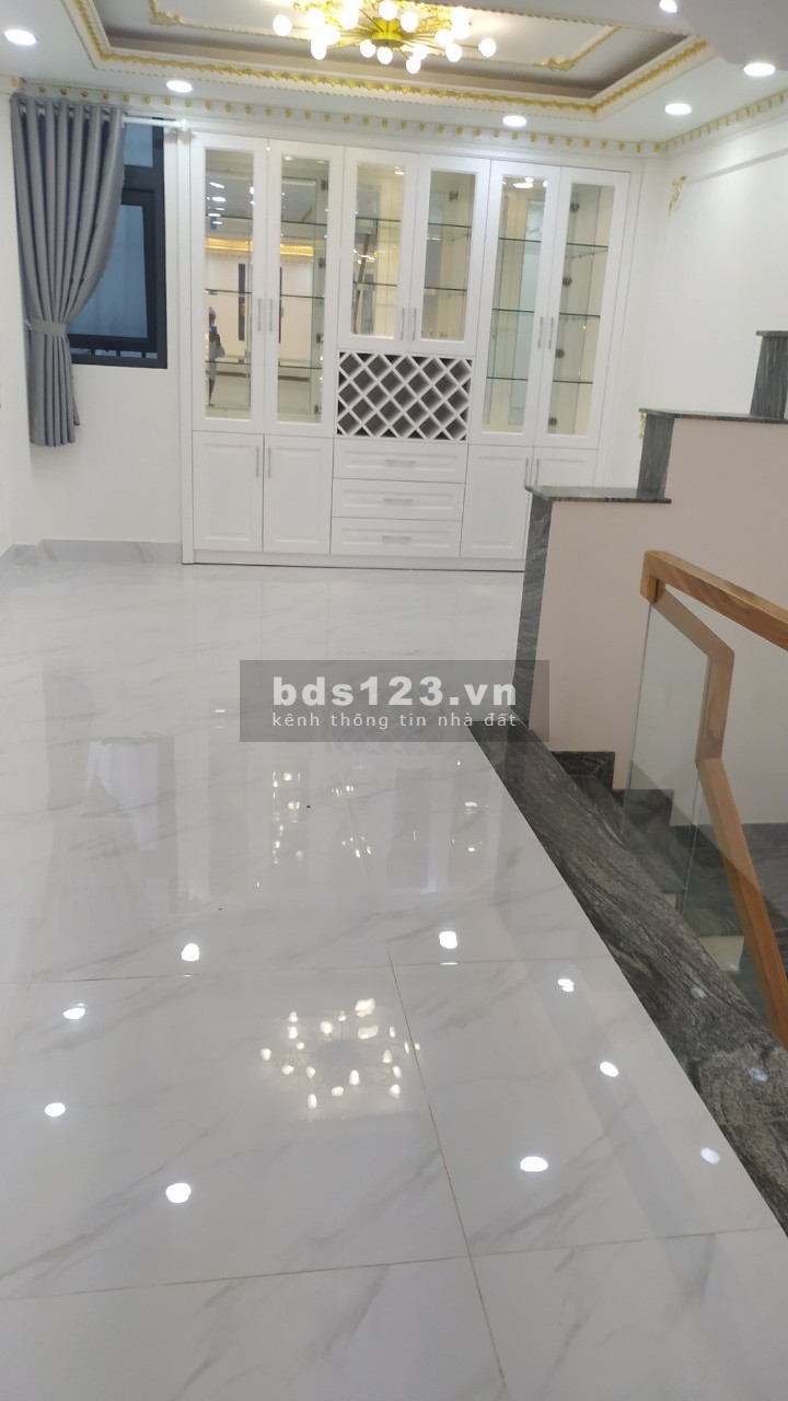 Bán nhà sân đậu ô tô 1 trệt 1 lửng 2 lầu sân thượng mới 100%