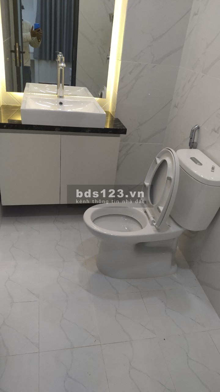 Bán nhà sân đậu ô tô 1 trệt 1 lửng 2 lầu sân thượng mới 100%