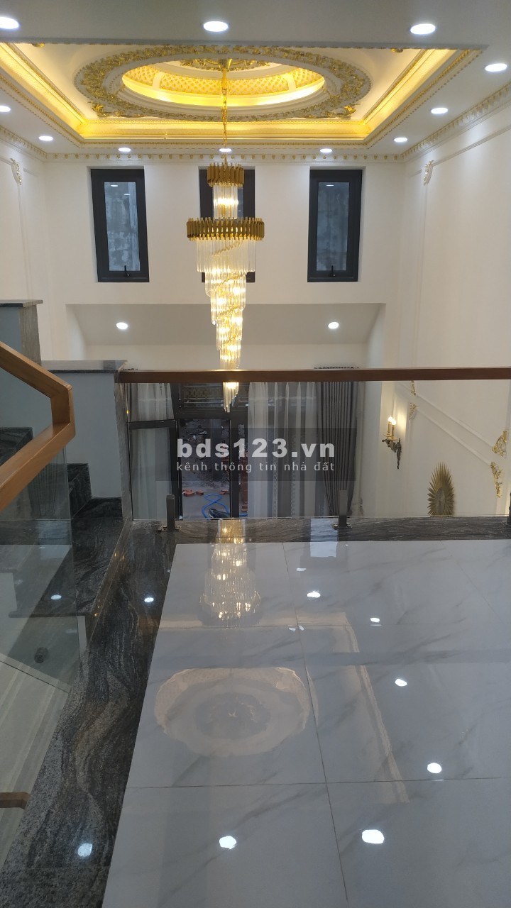 Bán nhà sân đậu ô tô 1 trệt 1 lửng 2 lầu sân thượng mới 100%