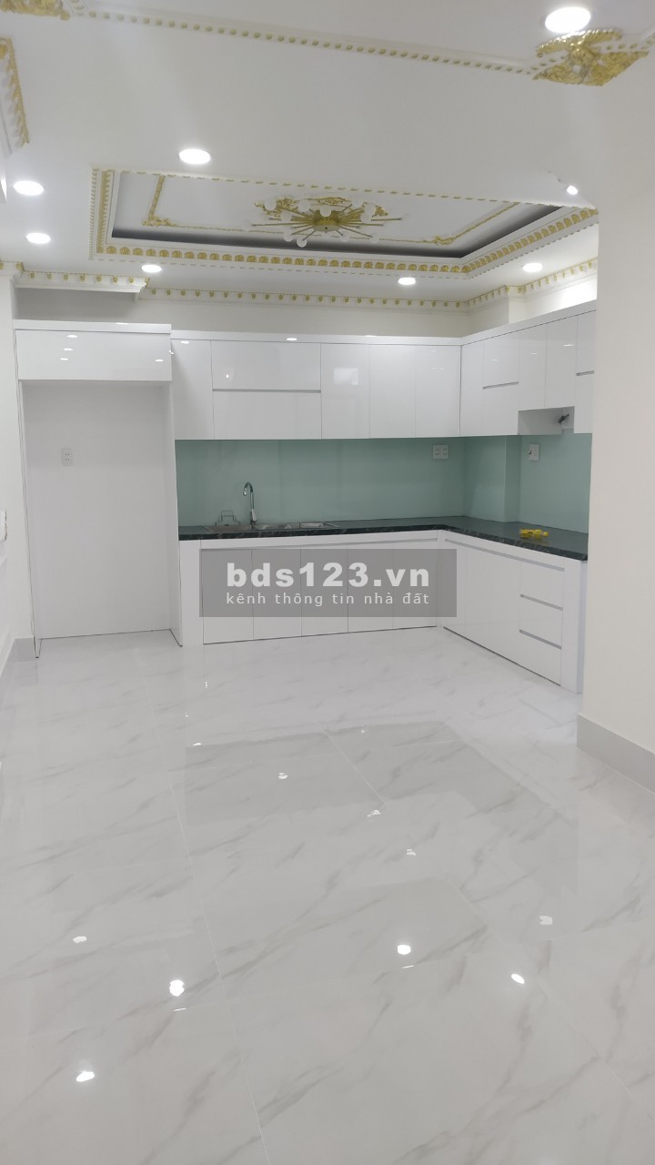 Bán nhà sân đậu ô tô 1 trệt 1 lửng 2 lầu sân thượng mới 100%