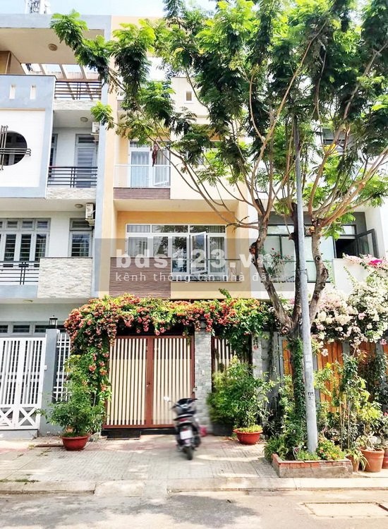 Nhà phố tuyệt đẹp 3 lầu đúc kiên cố, mặt tiền đường, phường Tân Phong, Quận 7