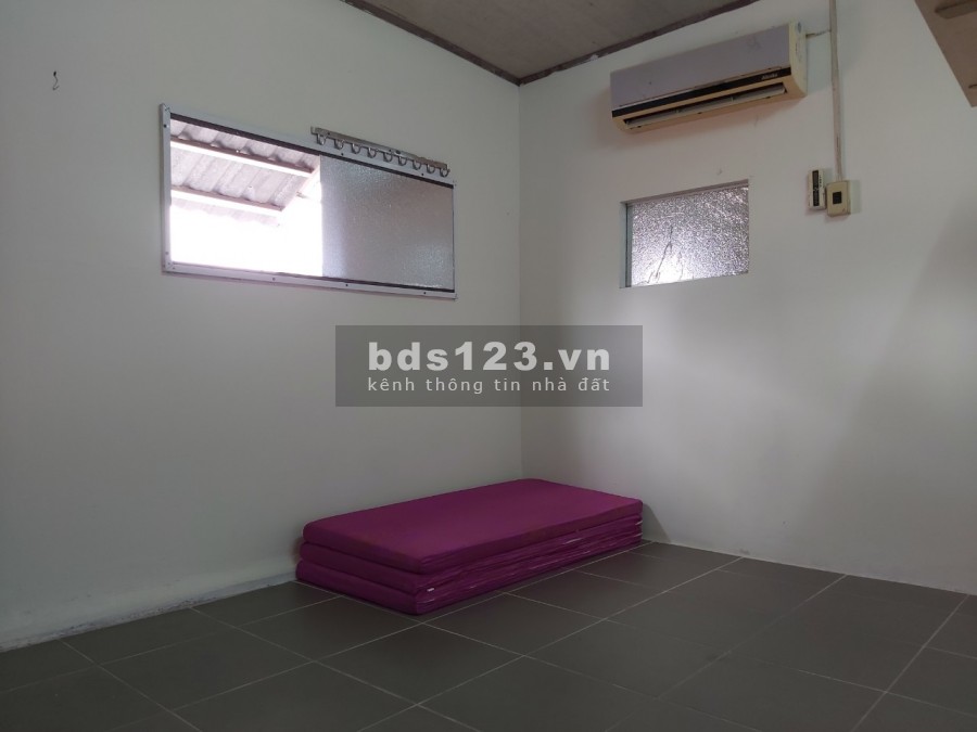 Cho thuê phòng trọ, có nước nóng, bếp riêng, nệm, máy lạnh. ti vi, tủ lạnh giá 2.5tr