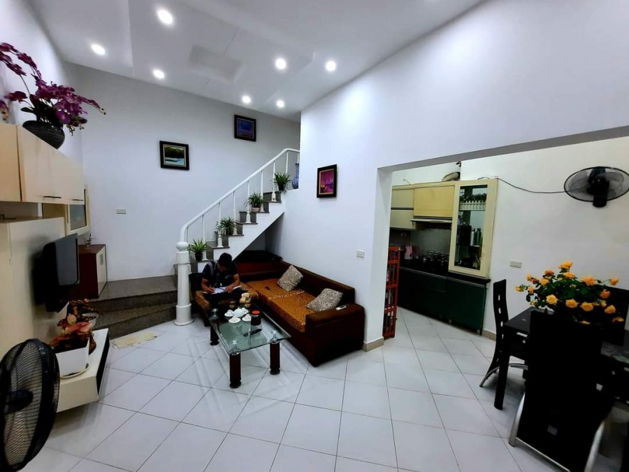 Bán nhà Thái Hà nhà đẹp ở ngay 40m2 x 4 tầng chỉ hơn 4 tỷ, 15m ra oto tránh, full nội thất