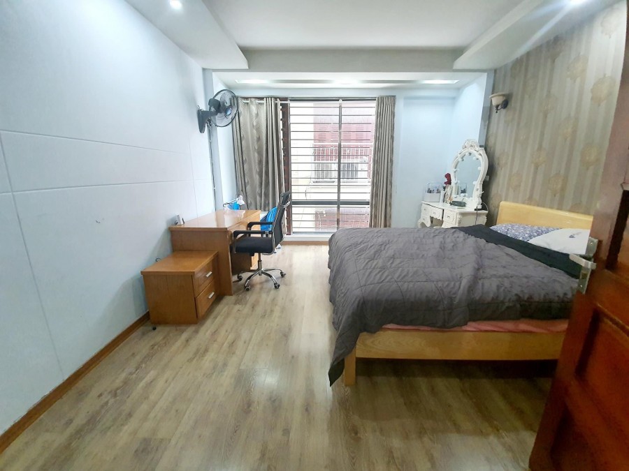 Nguyễn Khánh Toàn, vỉa hè kinh doanh cho thuê 40 triệu. Dt 54m, 5 tầng, mt 4.2m, giá 15.2 tỷ